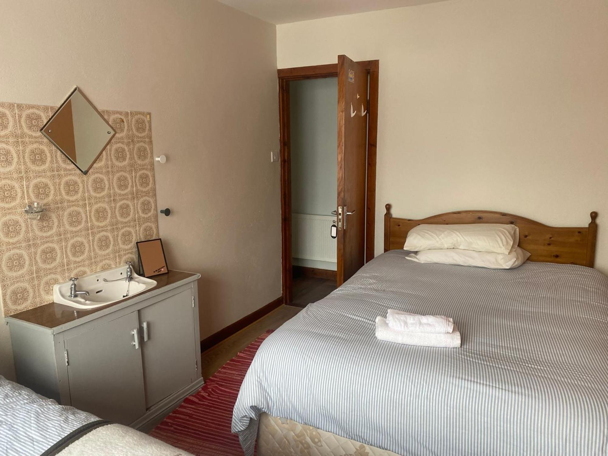 Bluebell Apartment Sleeps 7 Only Let As Whole Apartment Blennerville Buitenkant foto