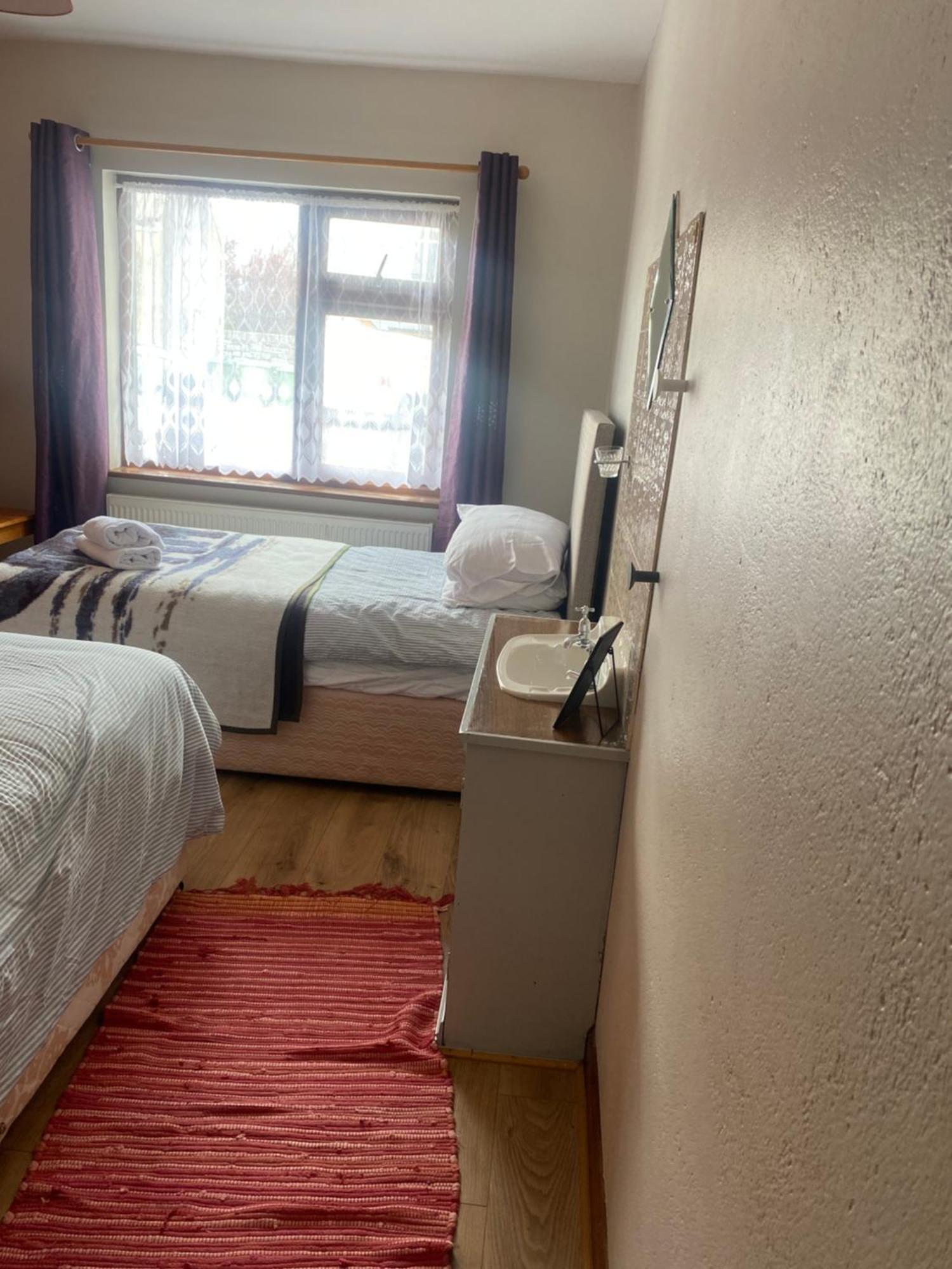 Bluebell Apartment Sleeps 7 Only Let As Whole Apartment Blennerville Buitenkant foto